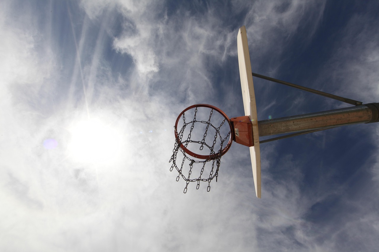 NBA季后赛激战正酣，谁能笑到最后？最新赛况解析